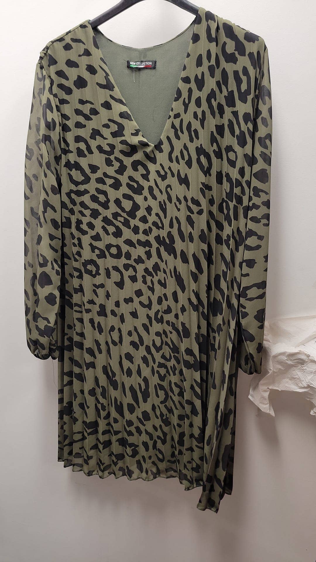 ELLEO2 Olive Leopard Pleated Dress lining V-Neck LOOWIE