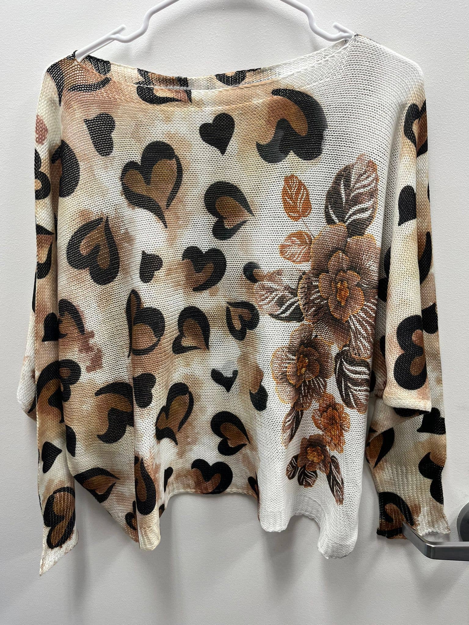 Z460 Beige Hearts Round Knit Printed Sweater LOOWIE