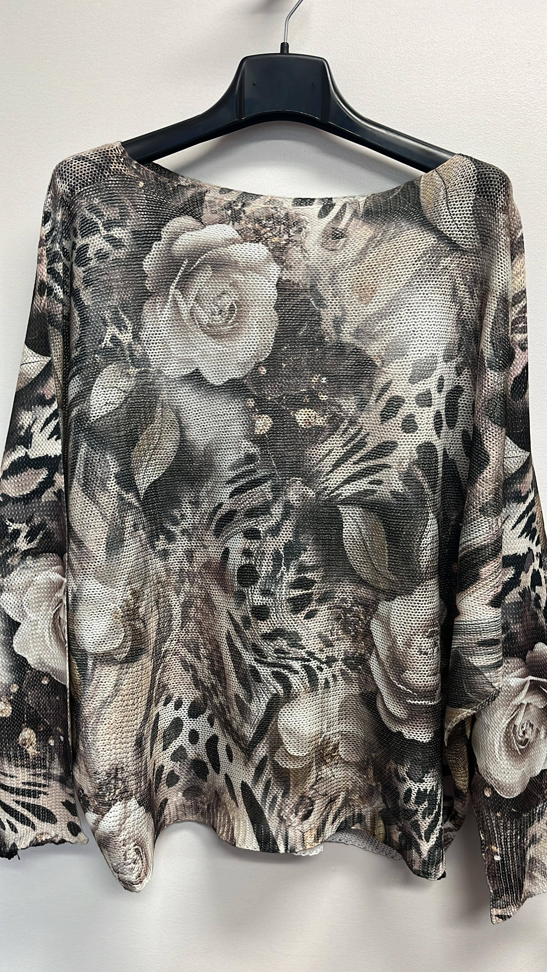 VIF4 Black Rose Leopard Round Neck Knit Printed Sweater