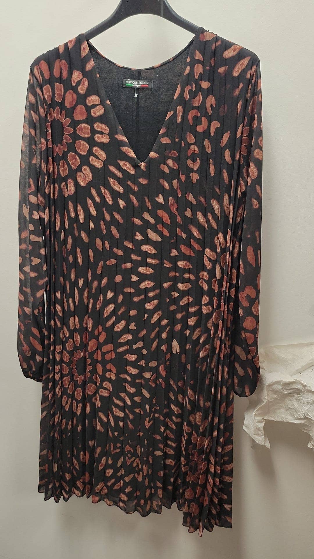 ELABS5 Black Abstract Pleated Dress lining V-Neck LOOWIE