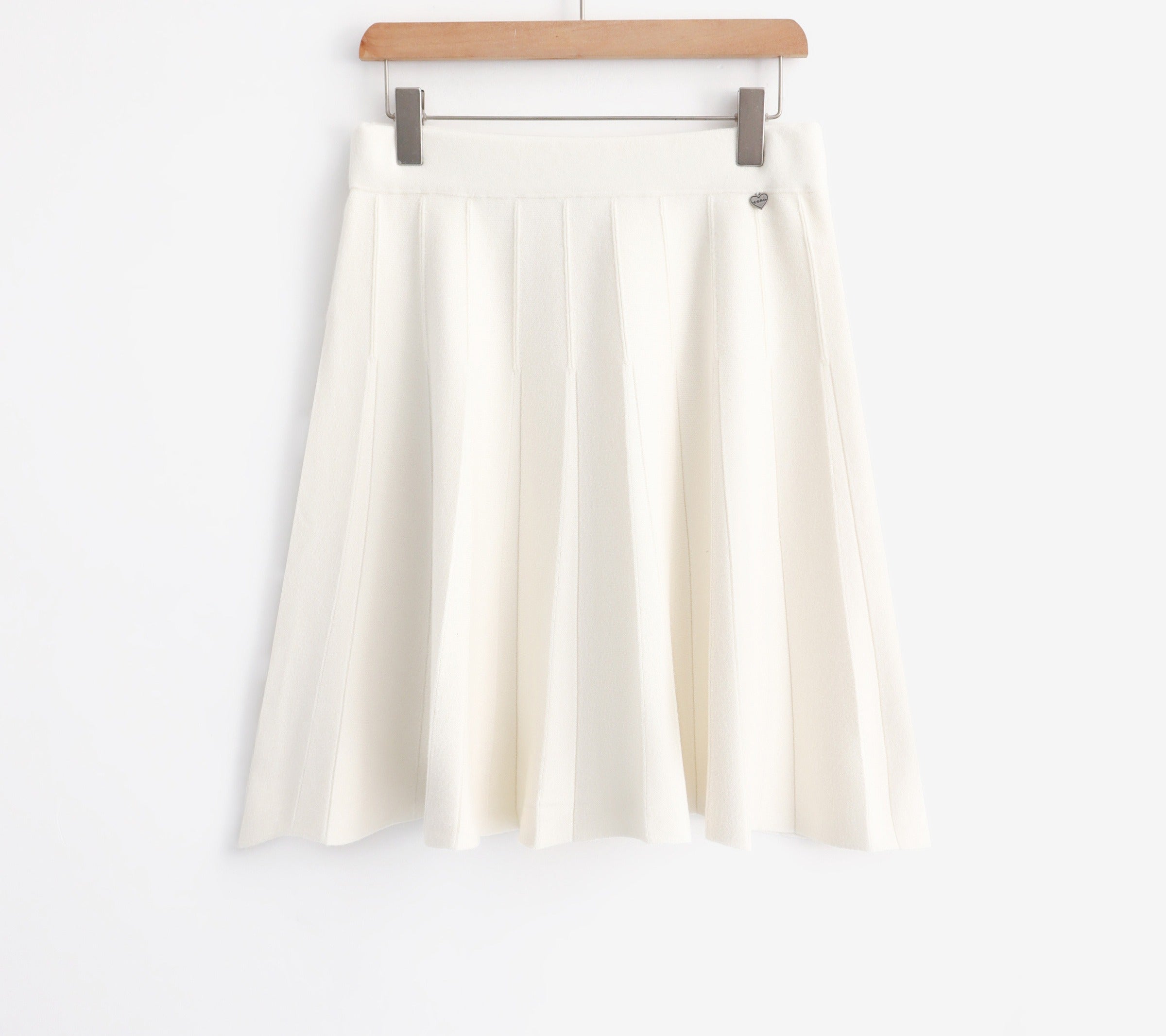 LUPKS4 White Pleated Knit Skirt