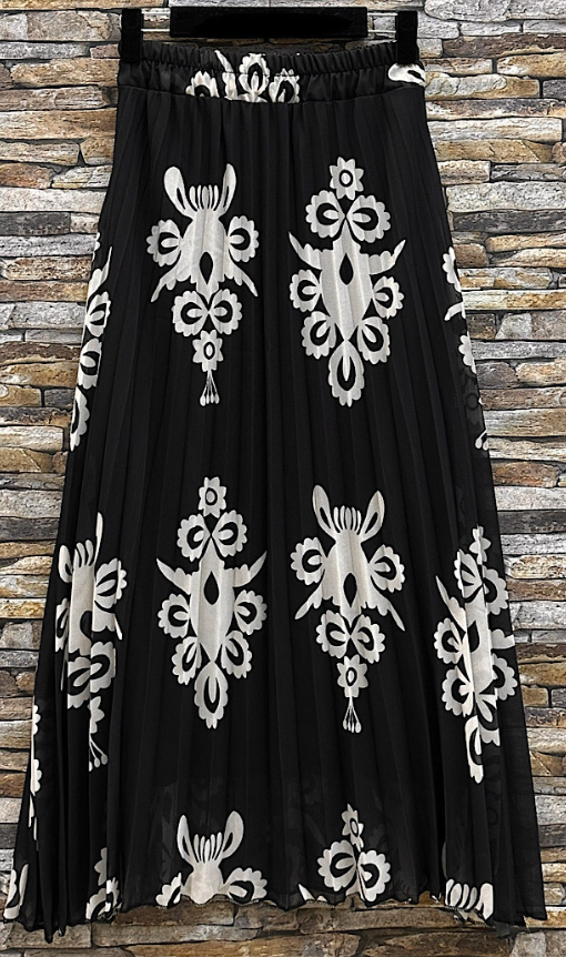 E824 One Size Lined Black Pleated Maxi Skirt Tribal Print
