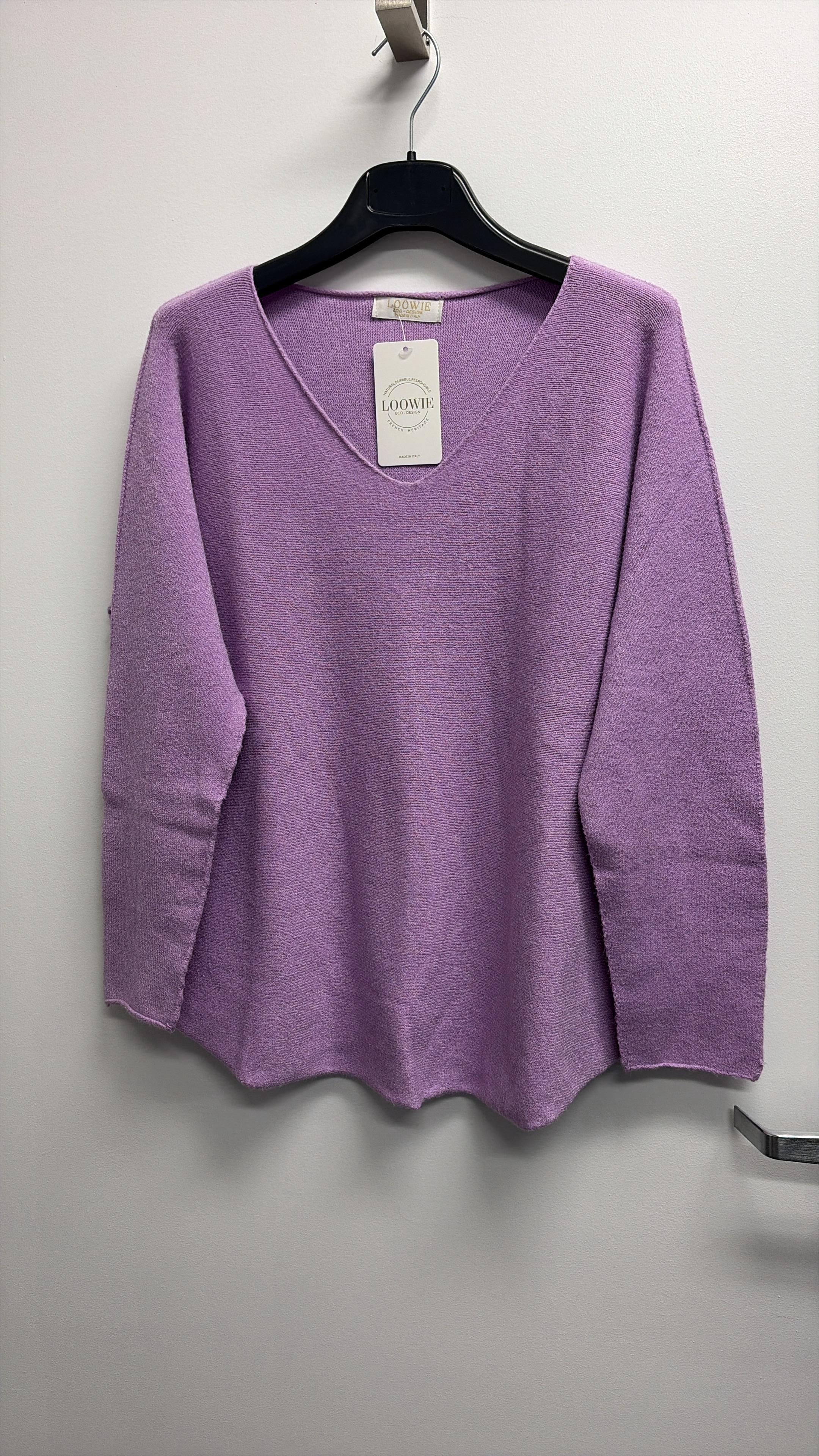 Z822PU Italian OS Lavender V-Neck Knit Soft Sweater