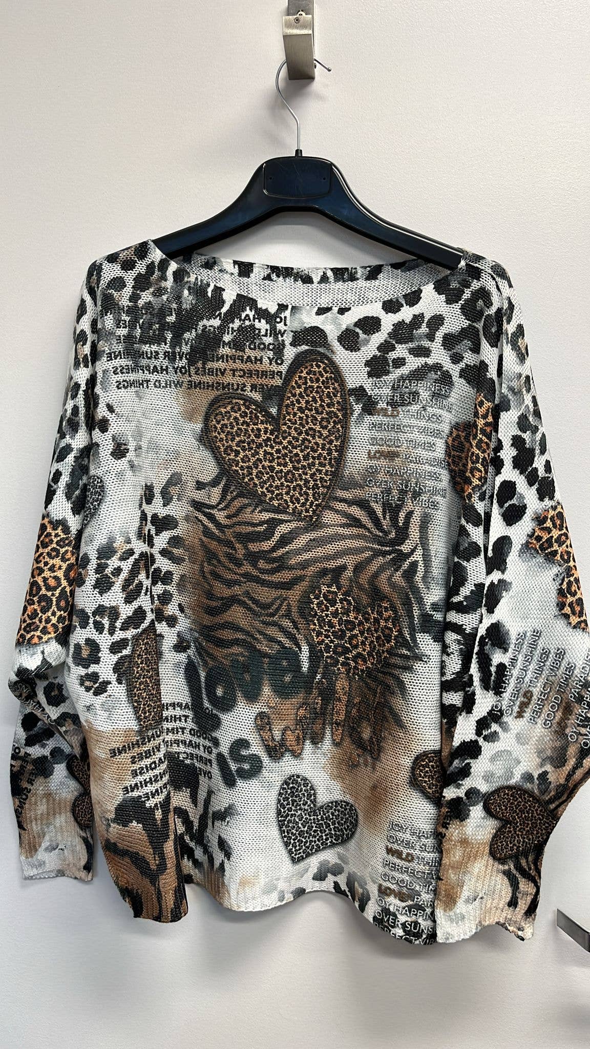 VIHE2 Hearts Leopard Round Neck Knit Printed Sweater LOOWIE