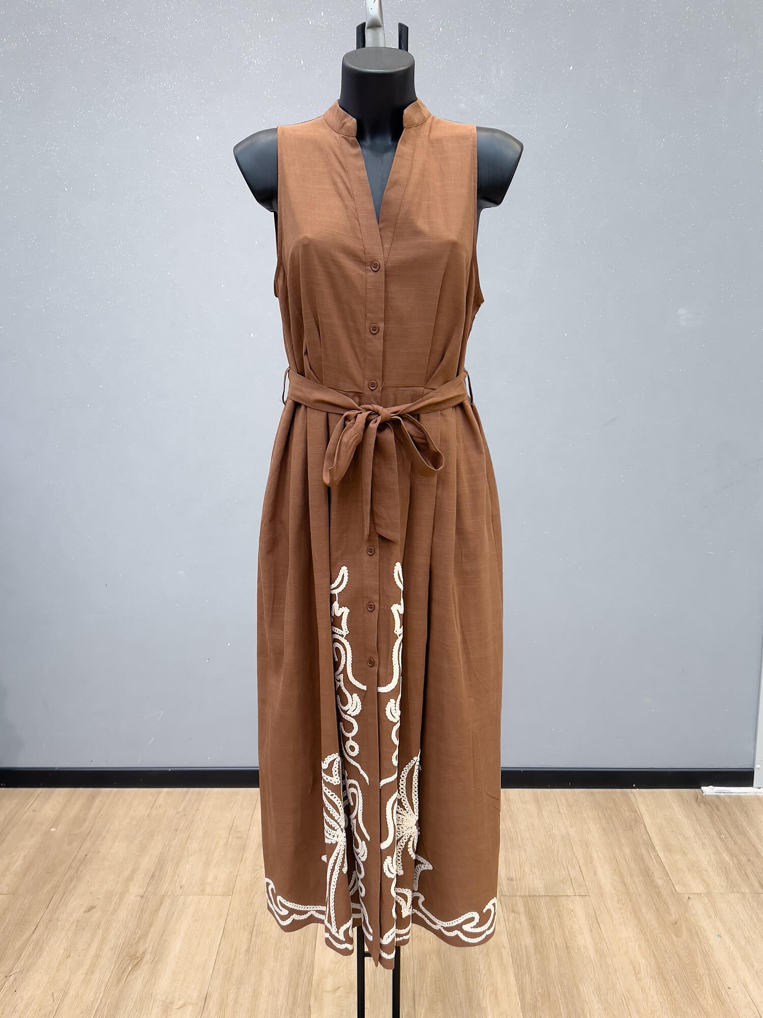 VLSEDBR Sleeveless Embroidered Dress Brown