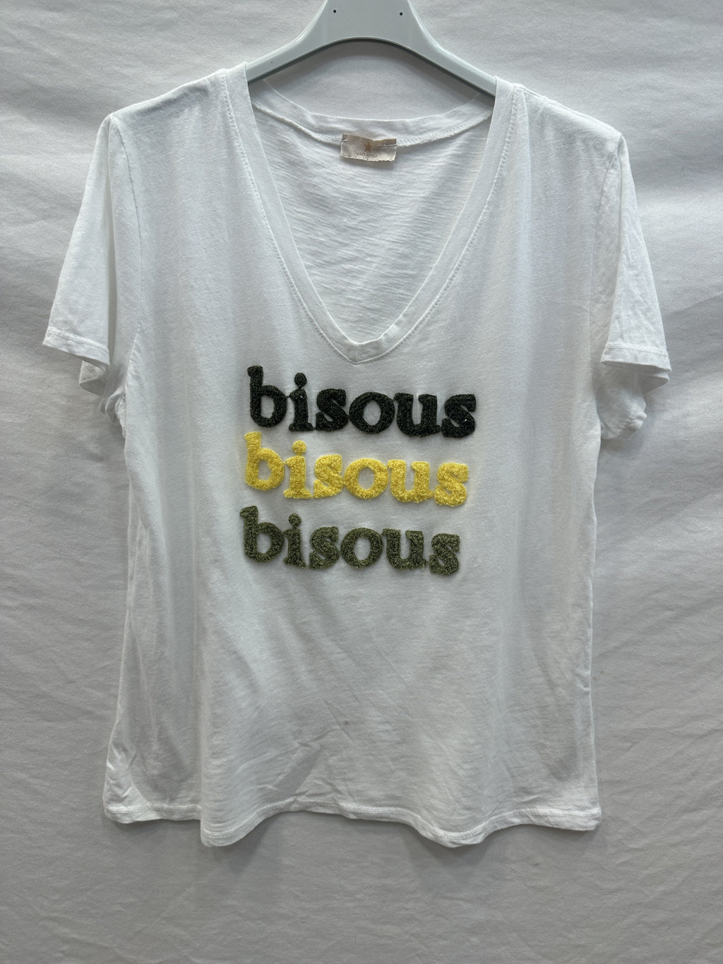 MYWEKKK White T-shirt with Embossed Kiss Kaki