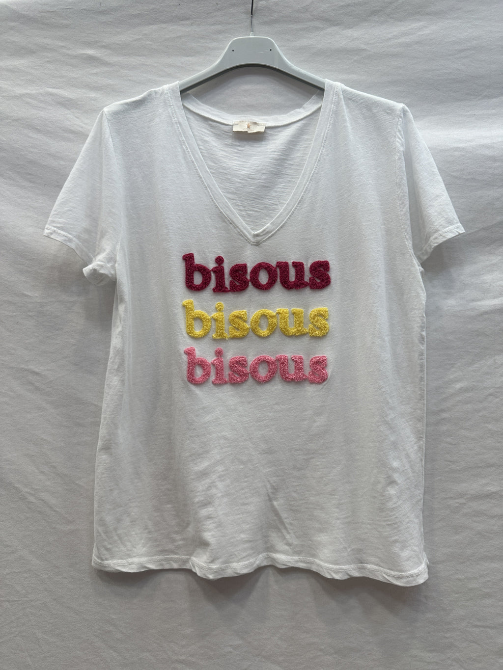 MYWEKPK White T-shirt with Embossed Kiss Pink