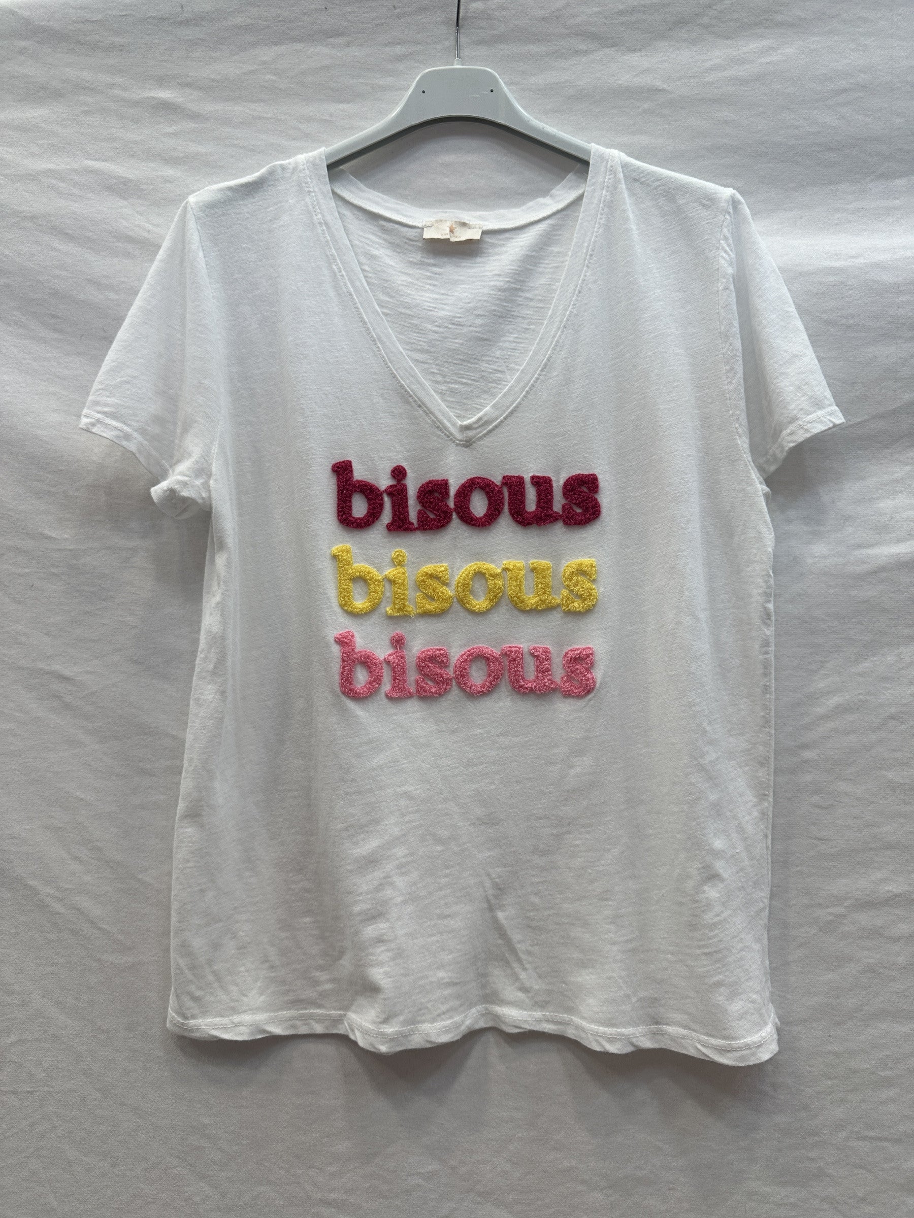 MYWEKPK White T-shirt with Embossed Kiss Pink