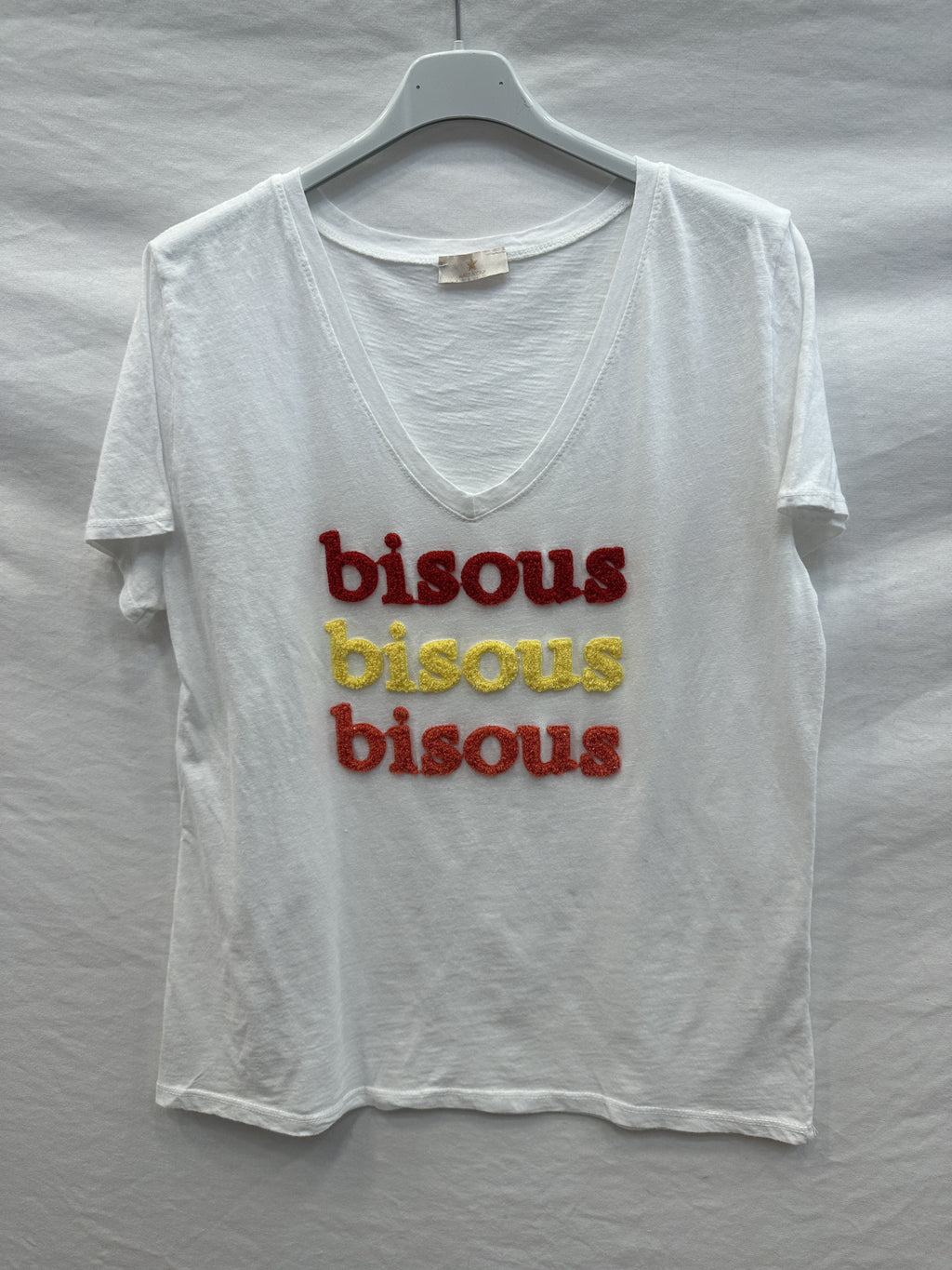 MYWEKR White T-shirt with Embossed Kiss Red
