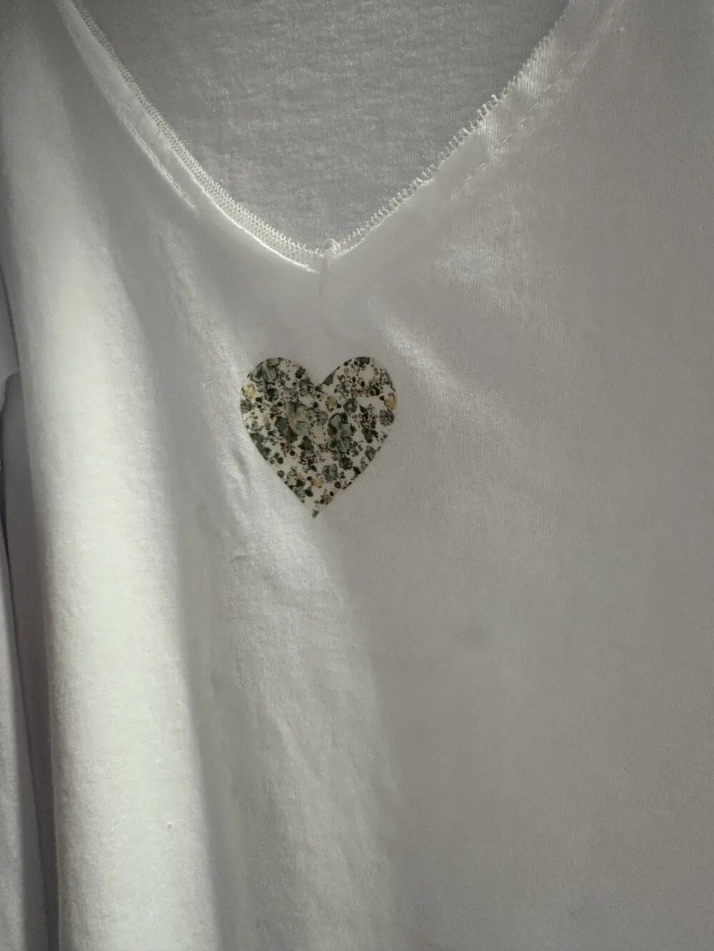 MYVLHOL V-Neck T-shirt with Liberty Heart Olive