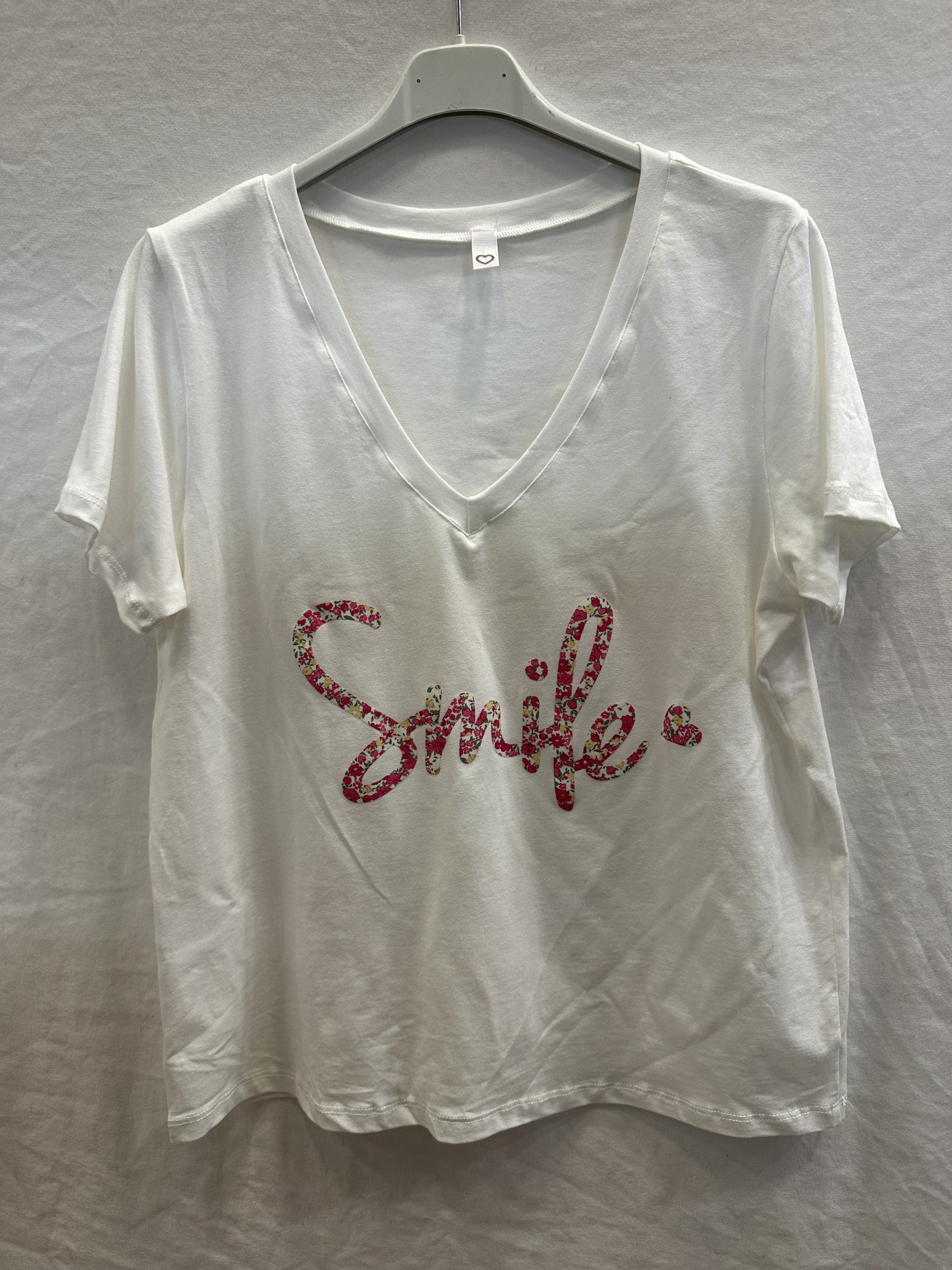 MYSVCRM "Smile" V-neck T-shirt Carmine