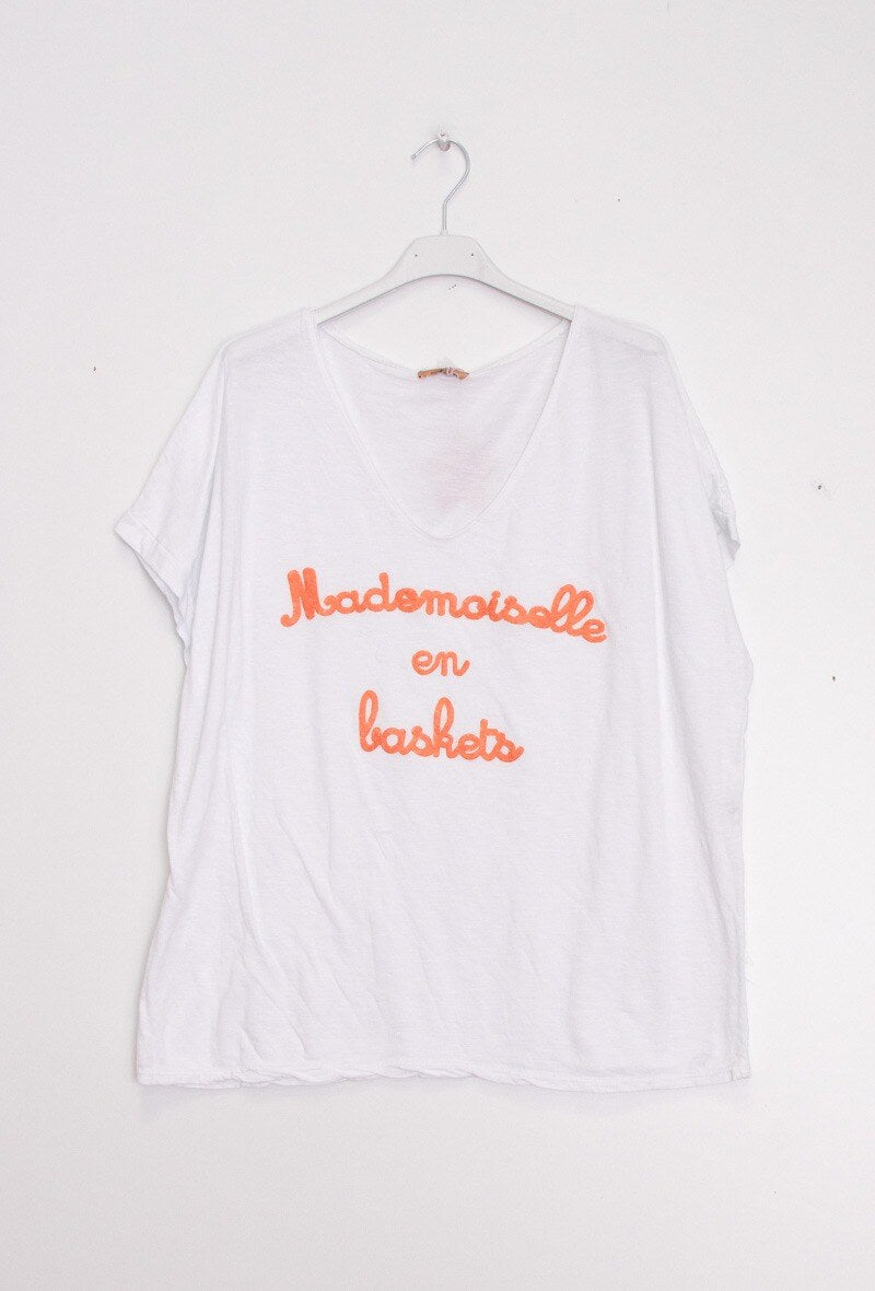 MYMEBFFOR T-shirt "Mademoiselle en baskets" Flocked White Background Orange