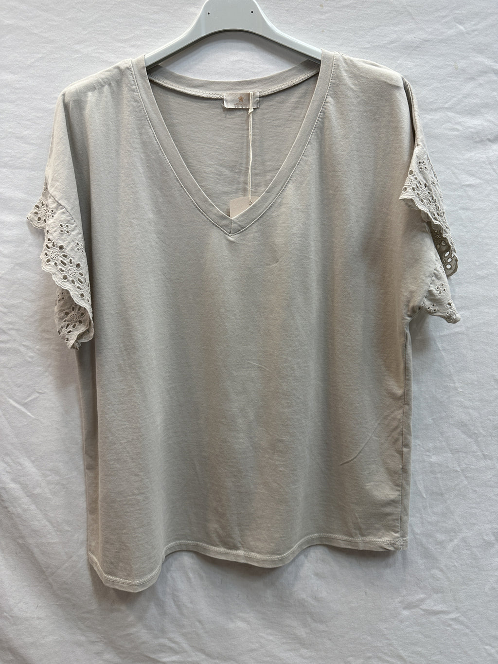 MYELSBG T-shirt with English Lace Sleeves Beige