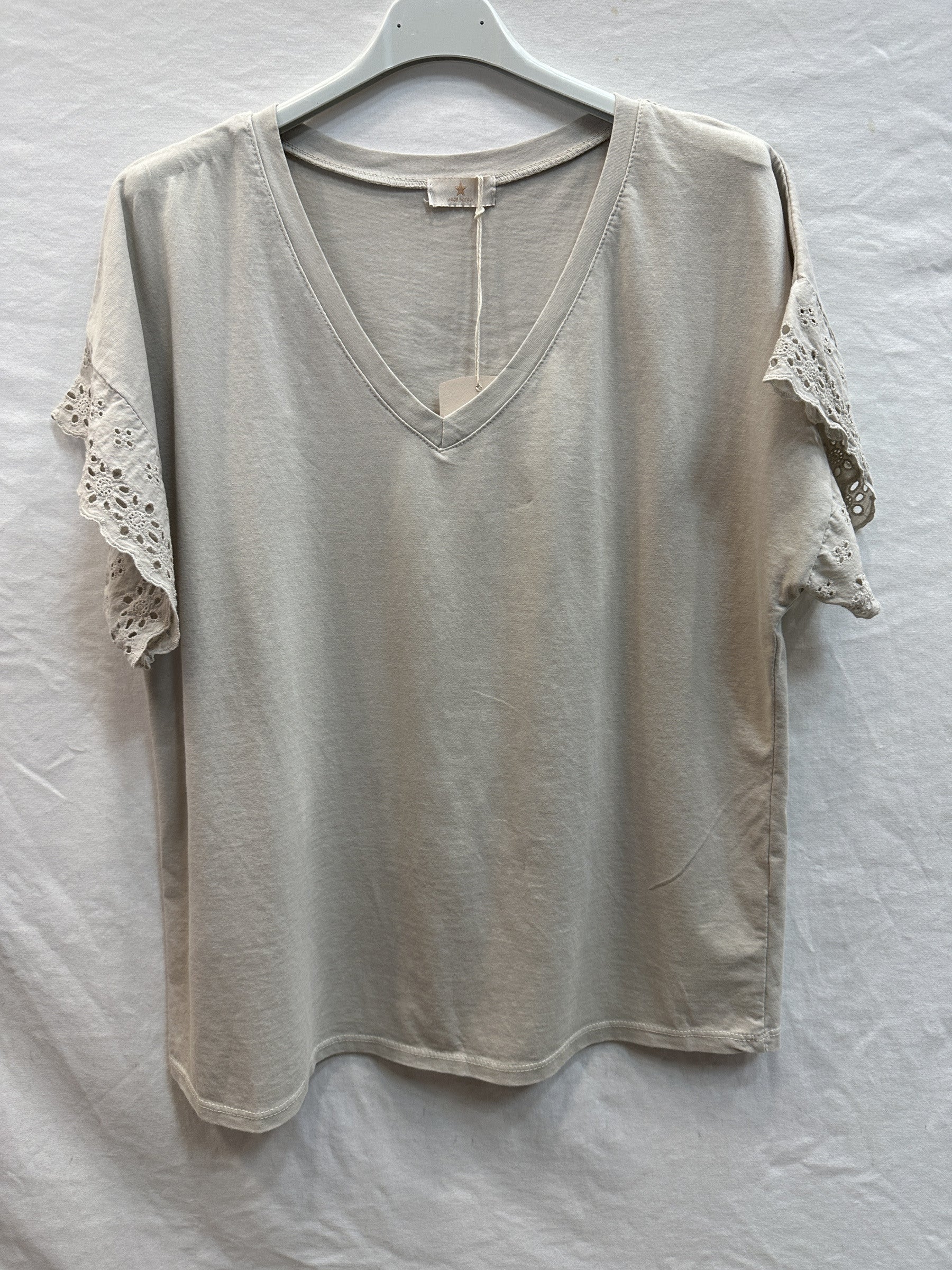 MYELSBG T-shirt with English Lace Sleeves Beige