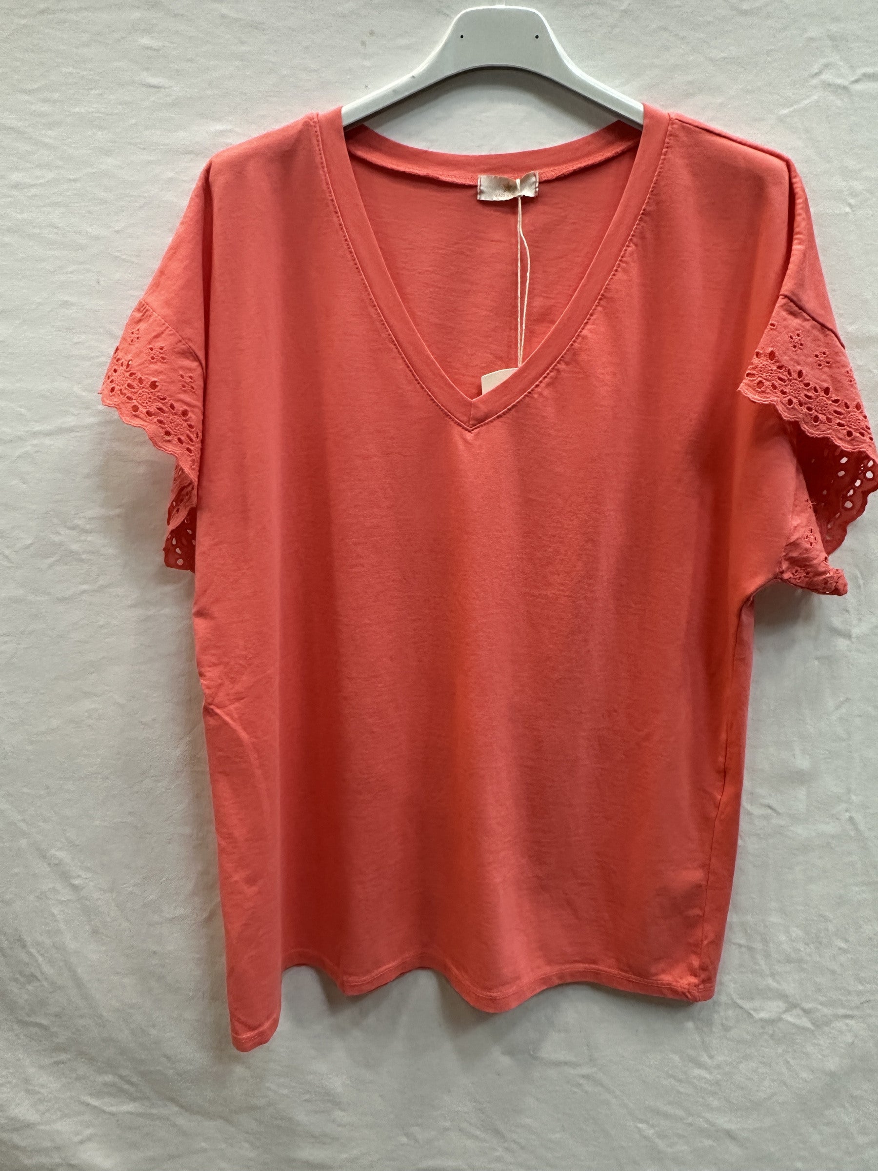 MYELSCR T-shirt with English Lace Sleeves Coral