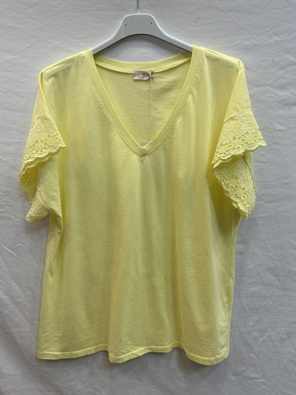 MYELSY T-shirt with English Lace Sleeves Yellow