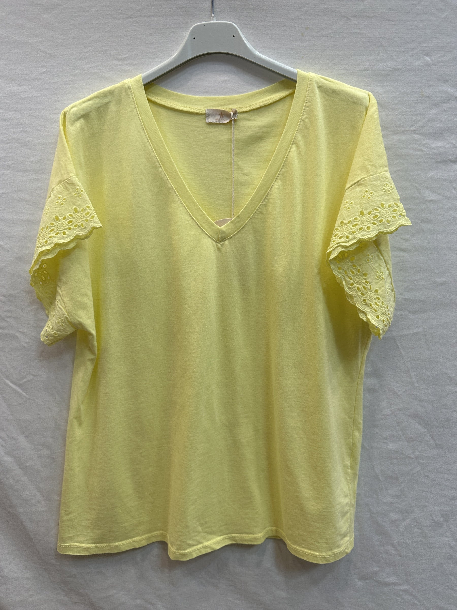 MYELSY T-shirt with English Lace Sleeves Yellow