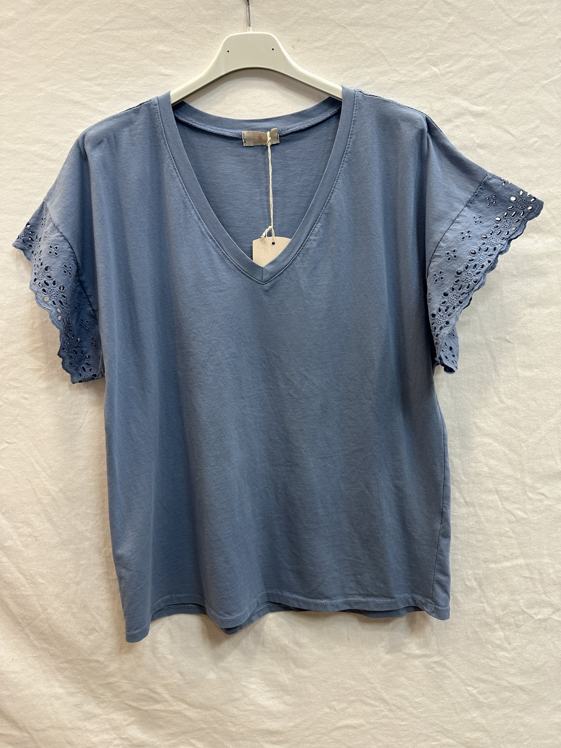 MYELSJN T-shirt with English Lace Sleeves Jeans