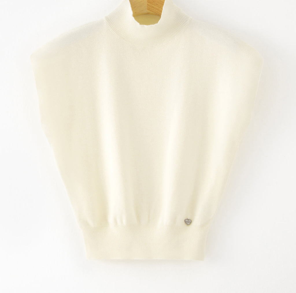 LUTNS4 White Turtleneck Sweater