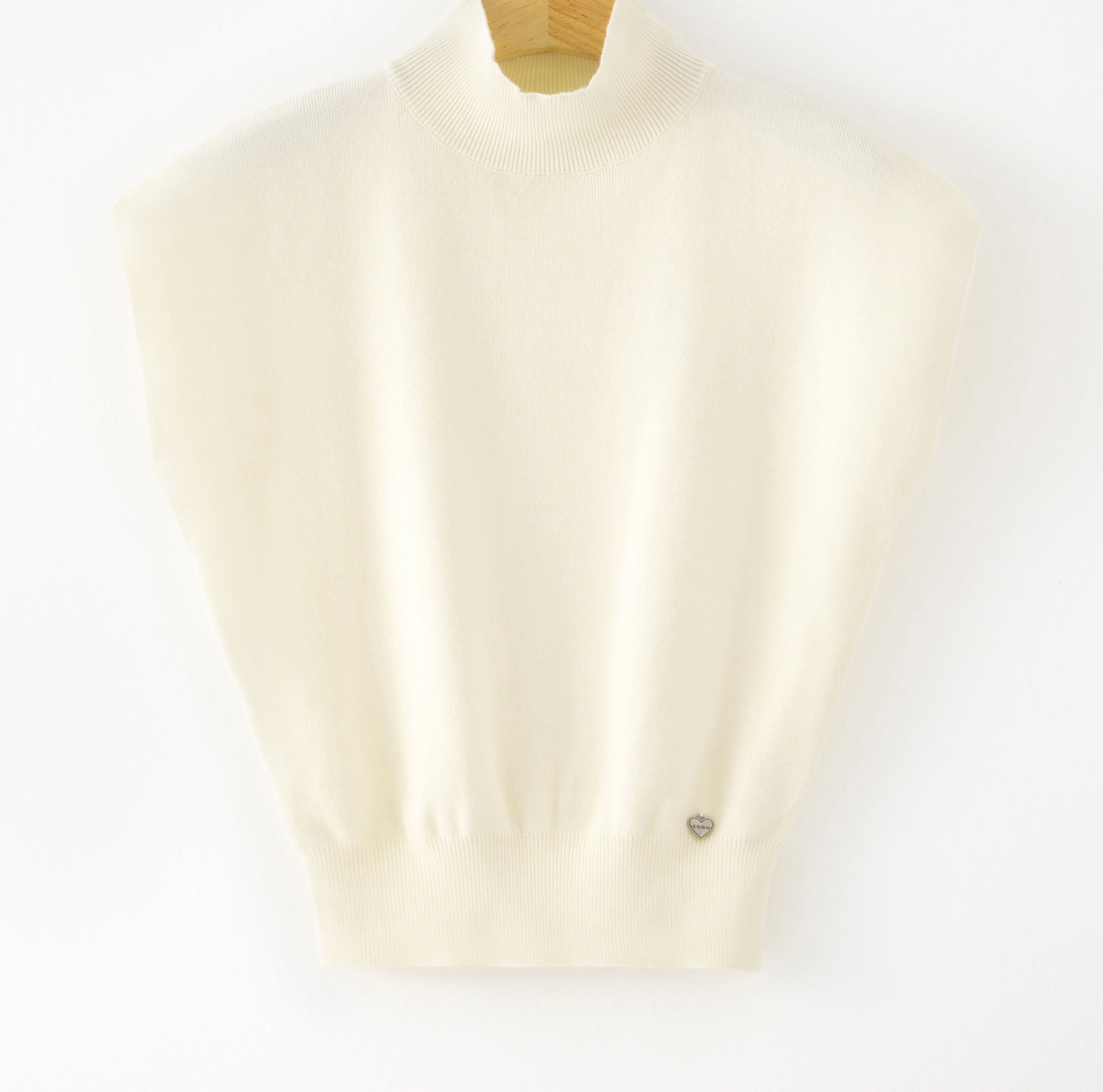 LUTNS4 White Turtleneck Sweater